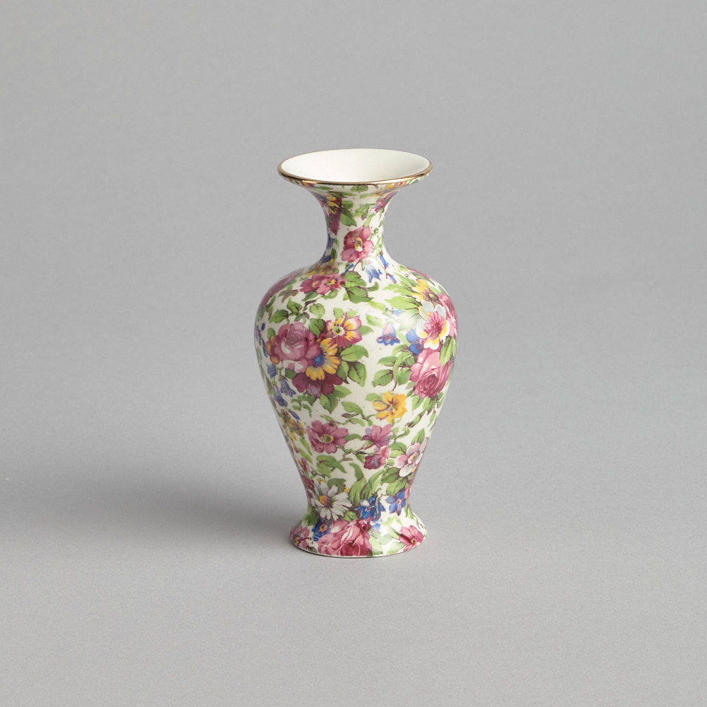 Läs mer om Vintage - SÅLD Vas med Blomdekor Royal Winton