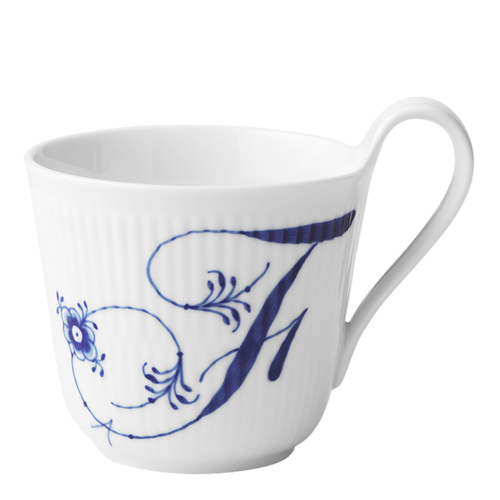 Läs mer om Royal Copenhagen - Blue Fluted Pl Alphabet Mugg 33 cl F