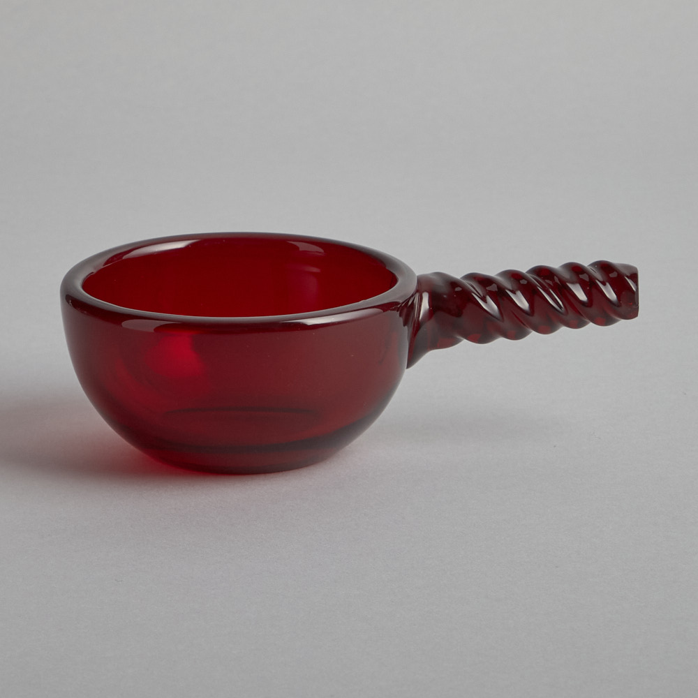 Reijmyre Glasbruk – SÅLD Röd skål med handtag Monica Bratt