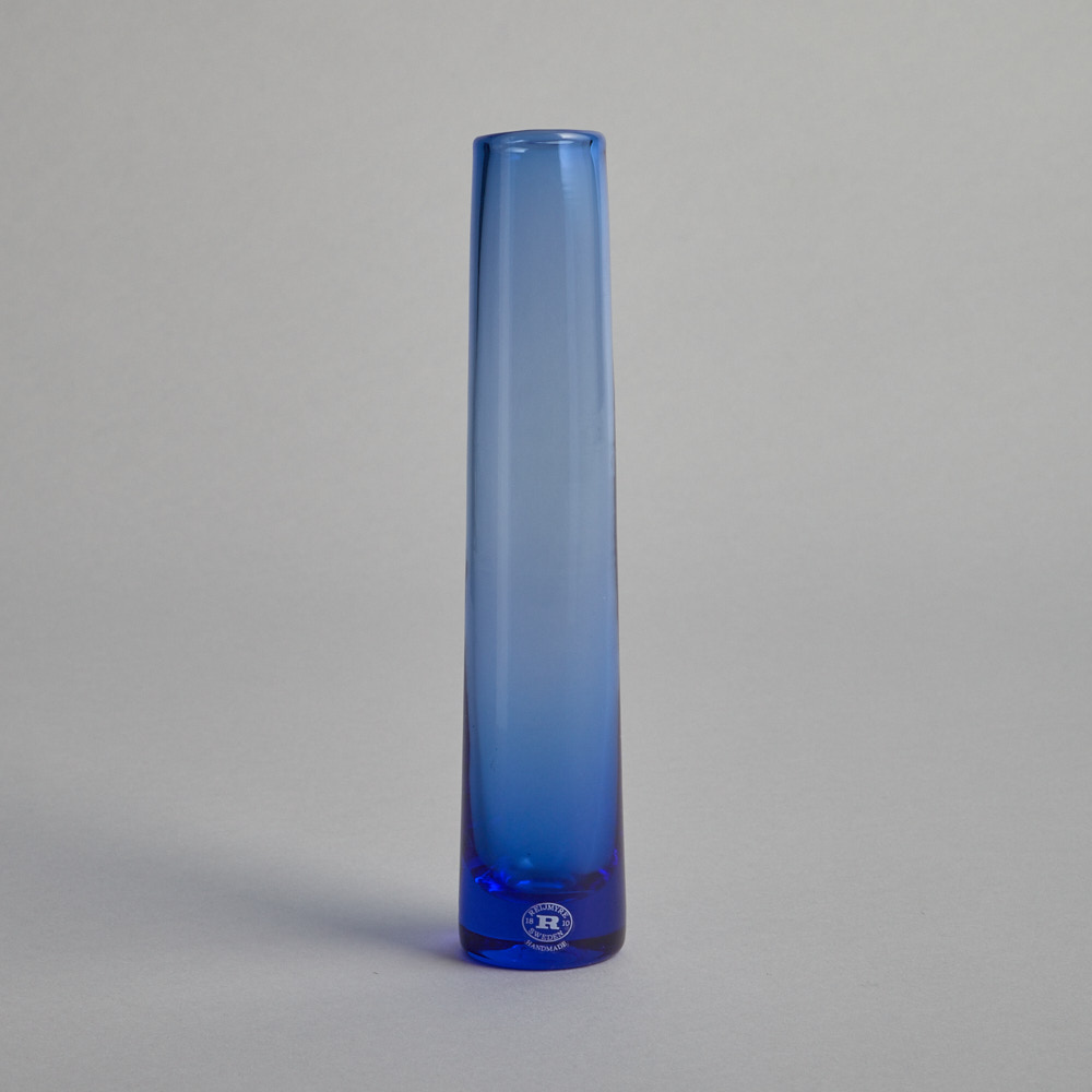 Läs mer om Reijmyre Glasbruk - SÅLD Avlång blå vas