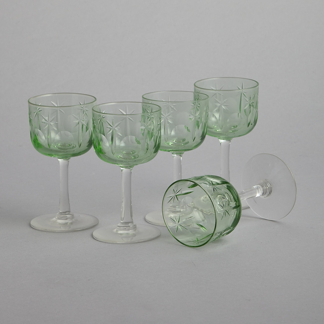 Läs mer om Vintage - SÅLD Likörglas med grön kupa och gravyr 5 st