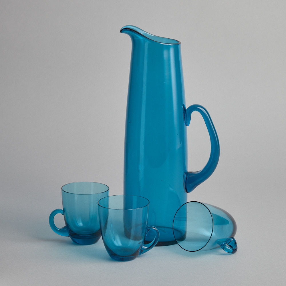 Läs mer om Vintage - Karaff och muggar i blått glas
