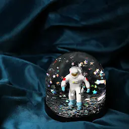 & klevering Wonderball Snøglobe 8,5 cm Astronaut  hover