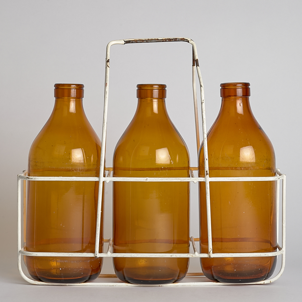 Vintage SÅLD Mjölkflaskor i Korgställning