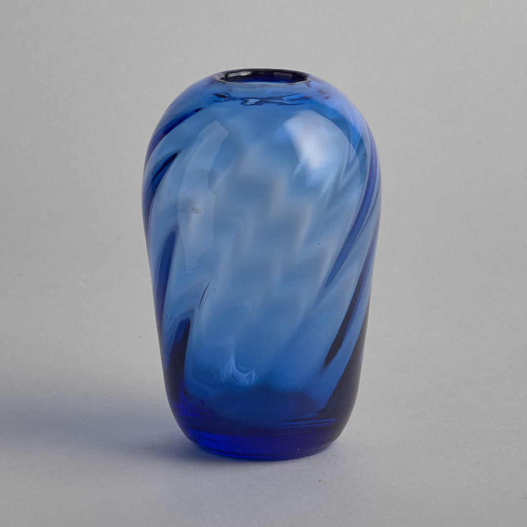 Läs mer om Reijmyre Glasbruk - Blå oval vas