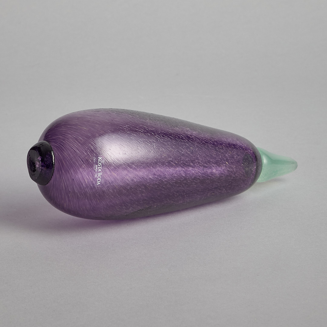 Kosta Boda - SÅLD Glasfigurin "Aubergine" av Gunnel Sahlin