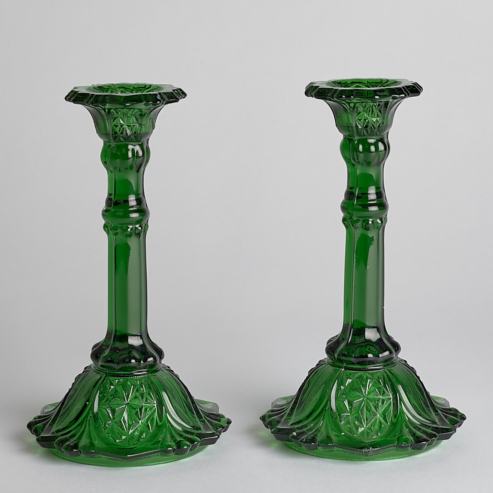 Vintage – SÅLD Ljusstakar i Grönt Glas 17,5 cm 1 par
