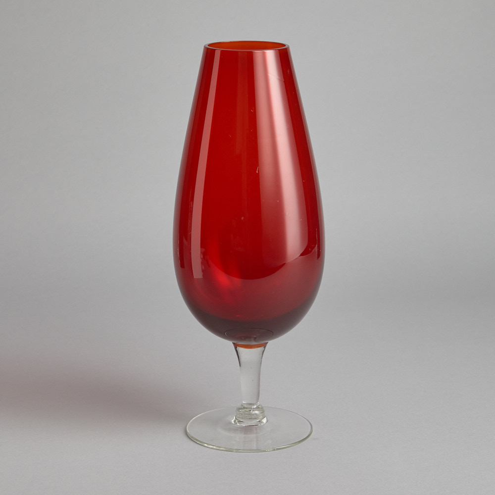 Läs mer om Vintage - Röd Vas på Fot