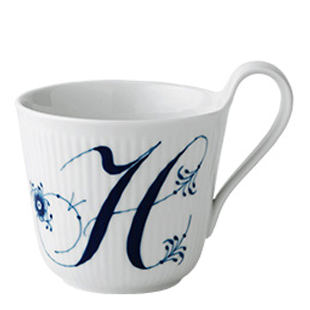 Läs mer om Royal Copenhagen - Blue Fluted Pl Alphabet Mugg 33 cl H