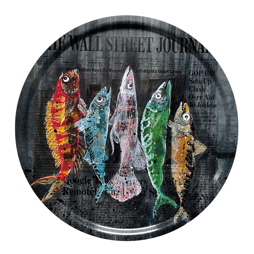 Läs mer om Lisa Törner Art - Bricka Rund Biggest Fish of Wall street 38 cm Svart