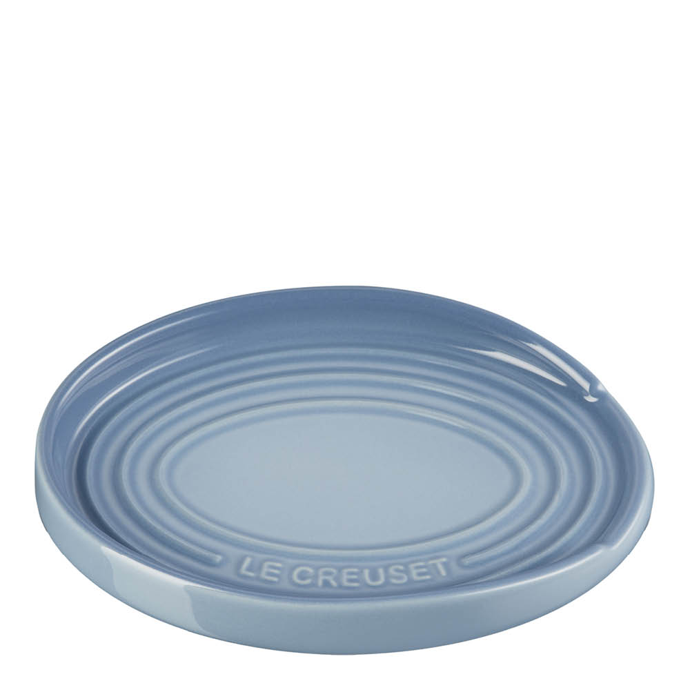 Läs mer om Le Creuset - Le Creuset Oval Grytskedhållare Chambray