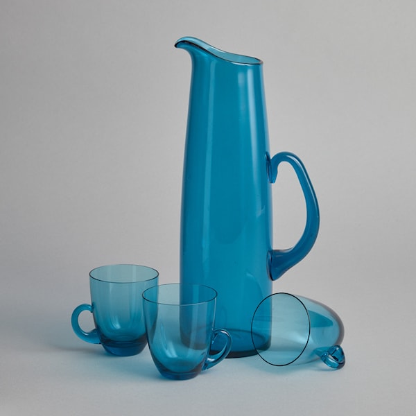 Karaff och muggar i blått glas