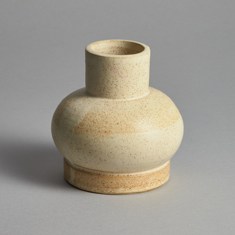 Craft – SÅLD Beige Klotvas med hals vas Alva Ekberg