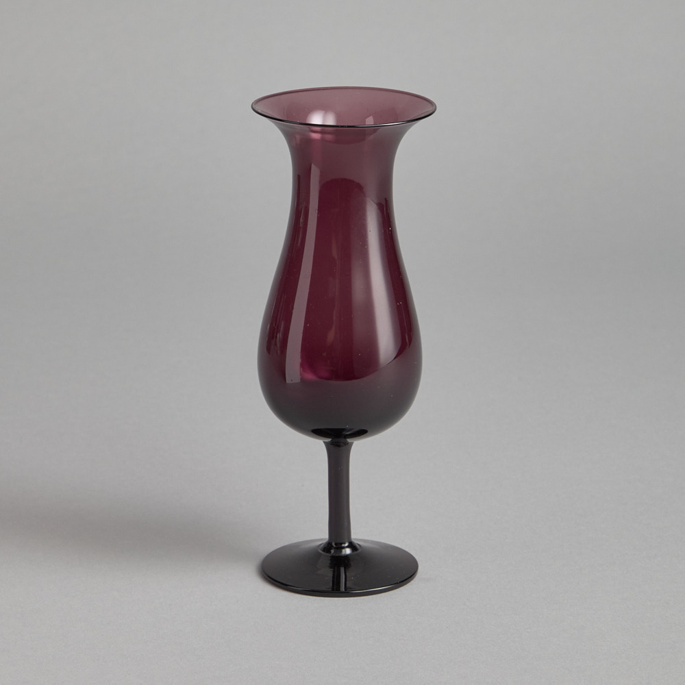 Läs mer om Vintage - Plommonfärgad Vas på fot